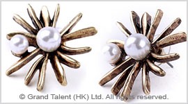 Flower Pearl Stud Earrings